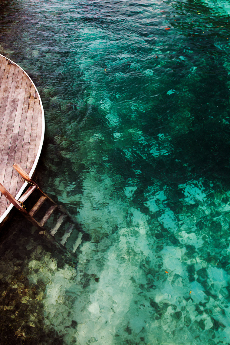 JAMAICA, Oracabessa. Goldeneye Hotel and Resort. A deck that has stairs leading to the water.