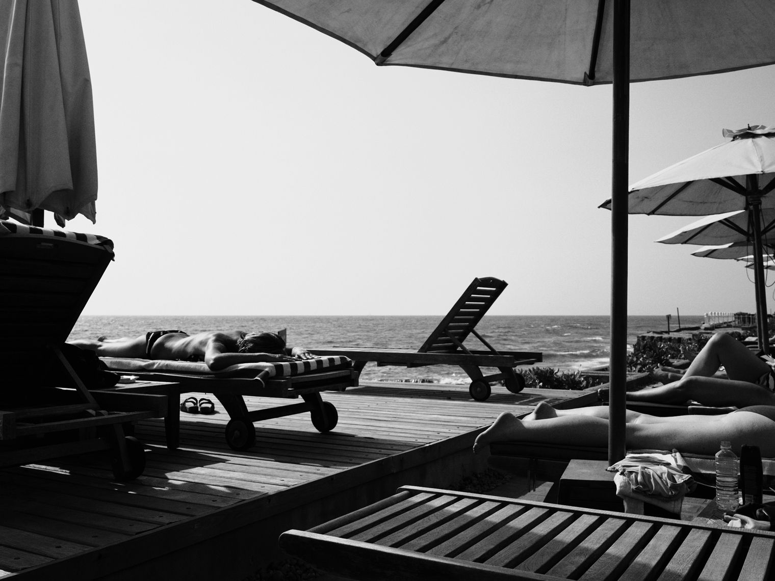 SRI LANKA, Asia, Colombo, people sunbathing at Galle Face hotel (B&W)